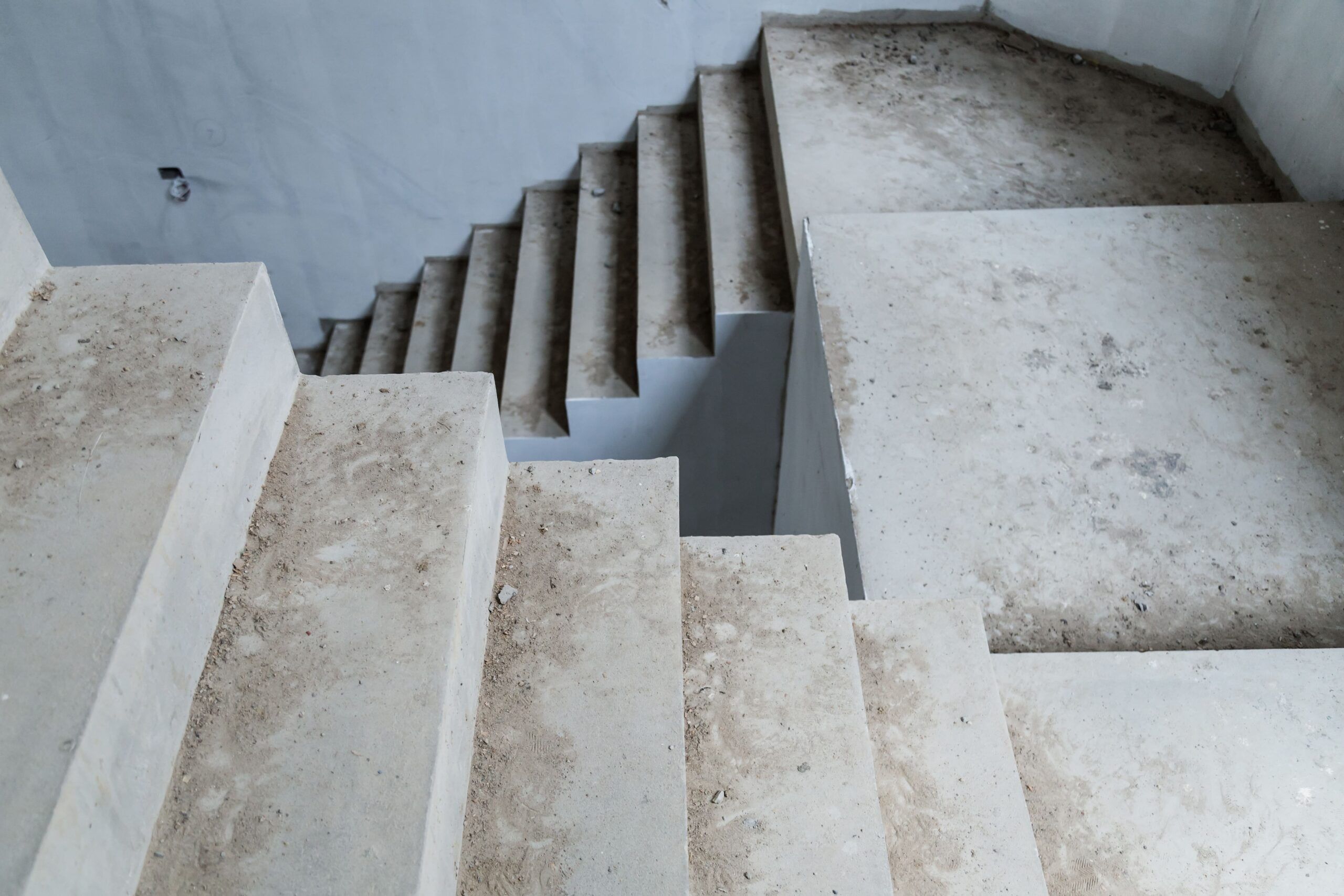 Concrete stairs installation Quebec — outdoor concrete block steps installed on a gravel and concrete foundation. Prefabricated solid concrete steps provide durable, weather-resistant access for gardens, patios, or sloped areas.