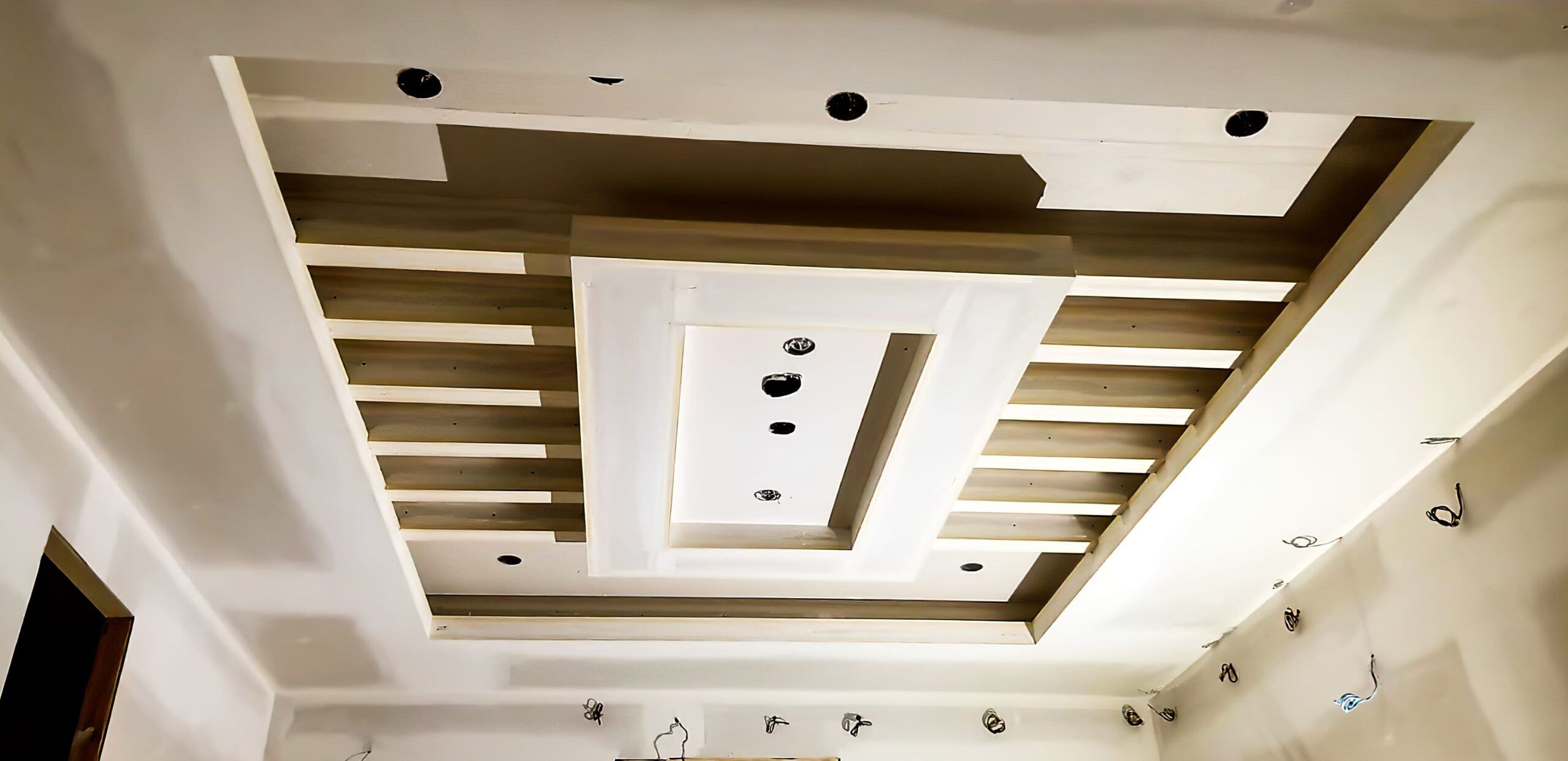 Suspended ceiling with clean modern design used to conceal wiring and improve acoustics, representing functional and aesthetic ceiling decoration in Quebec for residential and commercial interiors.