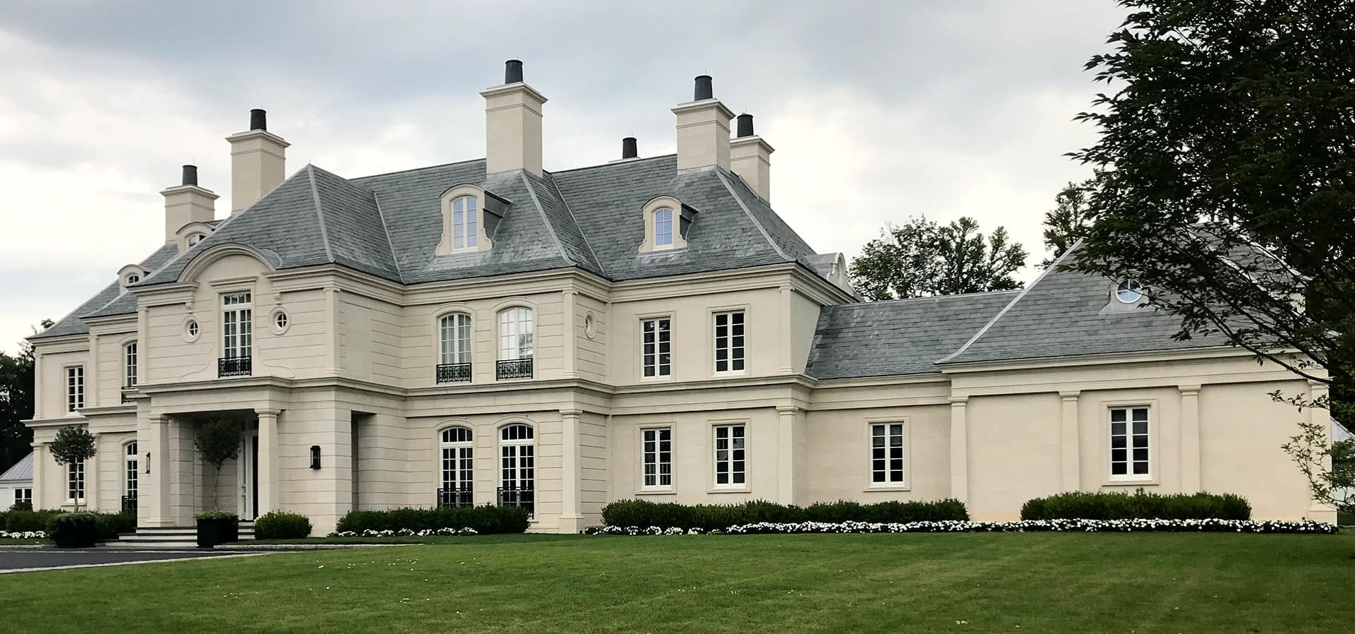 modern house built with precast concrete elements Quebec — the home showcases wall panels, beams, and columns made from precast concrete, a durable material produced off-site for improved quality control, faster construction, and reduced on-site labor compared to traditional poured concrete methods.