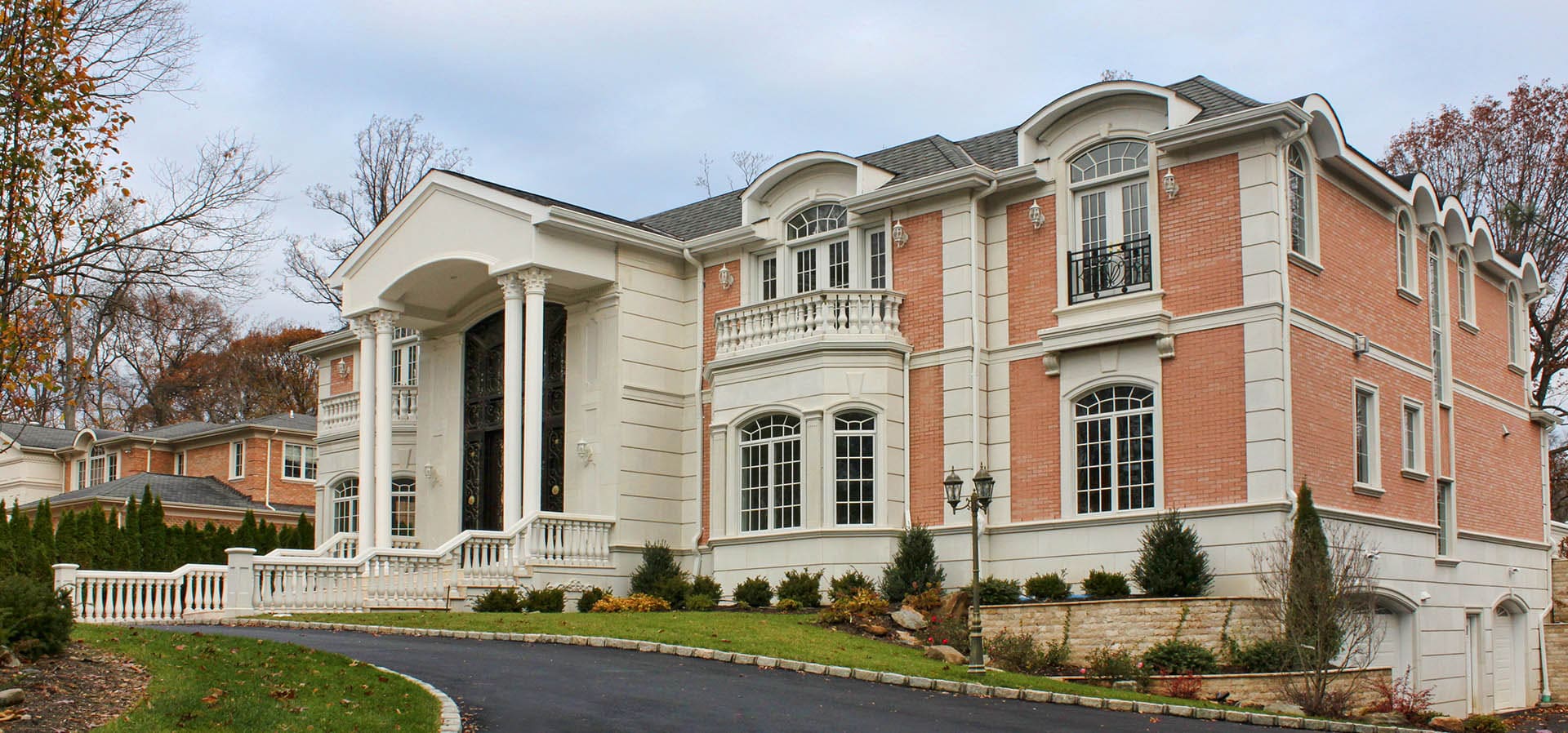 villa with architectural cast stone elements Quebec — a luxury home featuring decorative cast stone trims, columns, and facades. Cast stone is a refined concrete made with cement, sand, and pigments to imitate natural stone, offering consistent quality, design flexibility, and cost efficiency for architectural finishes.