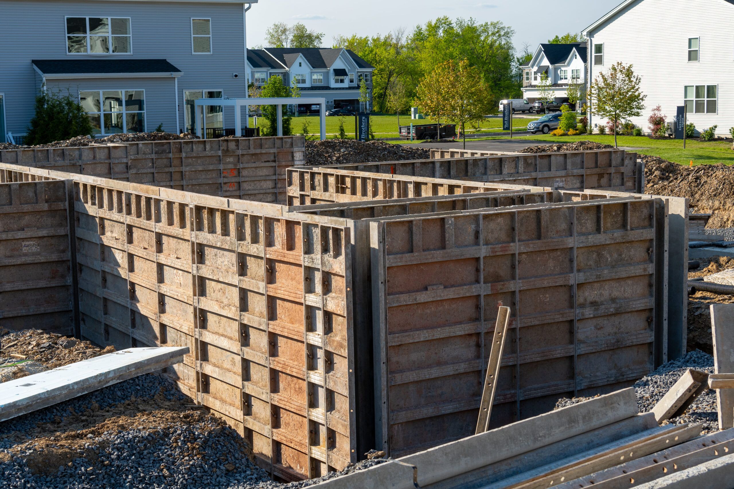 Concrete formwork used for building a foundation, showing wooden and metal panels that shape and support wet concrete until it hardens, ensuring stability and proper structure during construction.