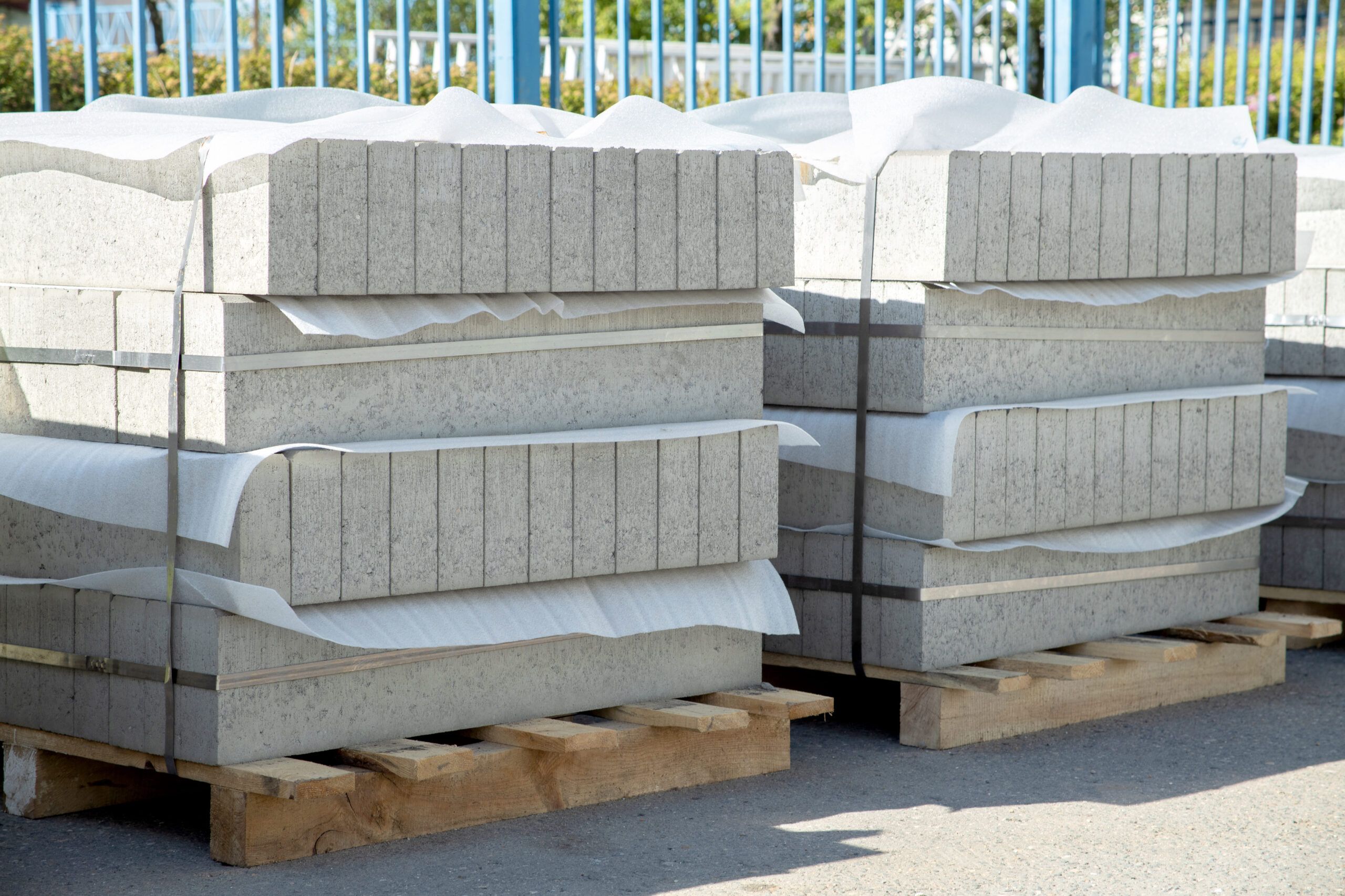 precast concrete elements Quebec — pallets stacked with factory-made concrete panels and components used in construction. Precast concrete ensures high quality, faster installation, and reduced waste compared to on-site concrete pouring, ideal for walls, beams, columns, and stairs.