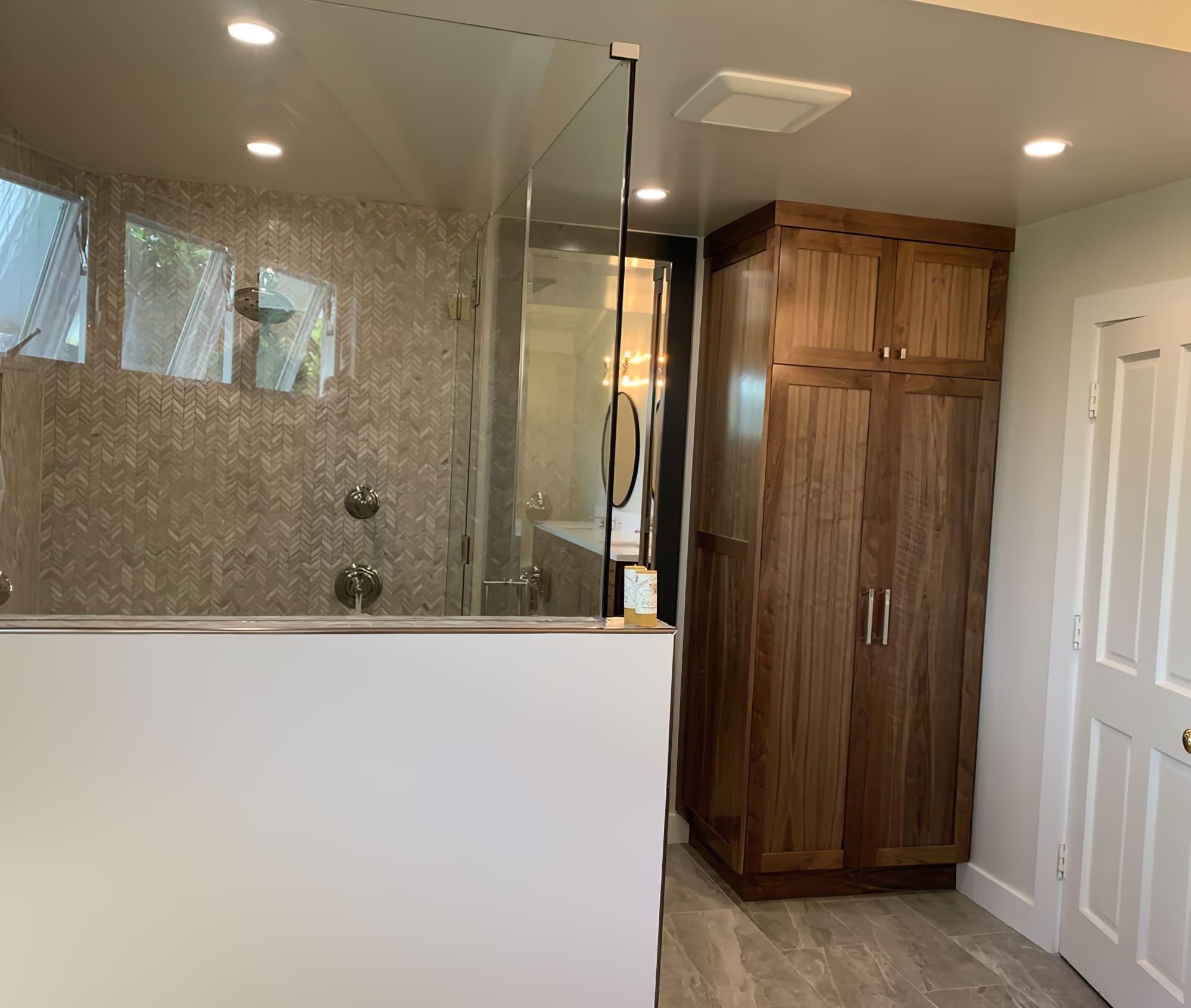Renovated bathroom by Ohana Construction, a company specializing in residential and commercial renovations including kitchen and bathroom design and remodeling in Quebec.