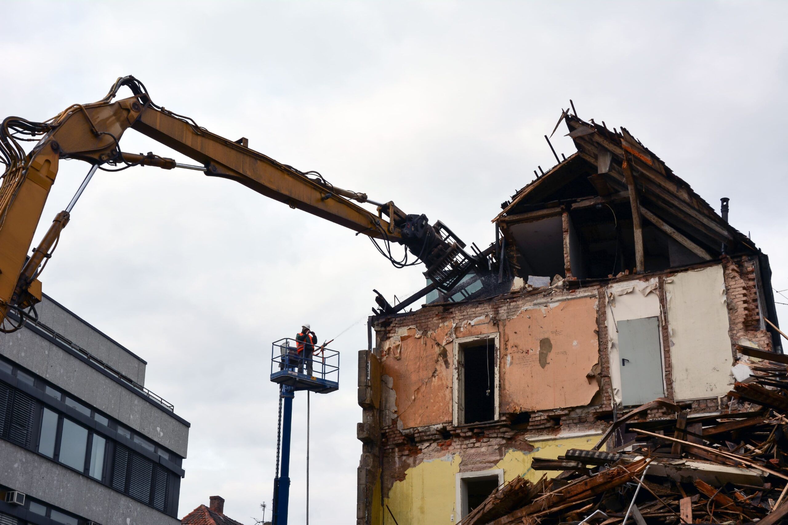 Residential Demolition Montreal showing heavy machinery demolishing a building, emphasizing safe dismantling, debris separation, and proper disposal during controlled demolition work.