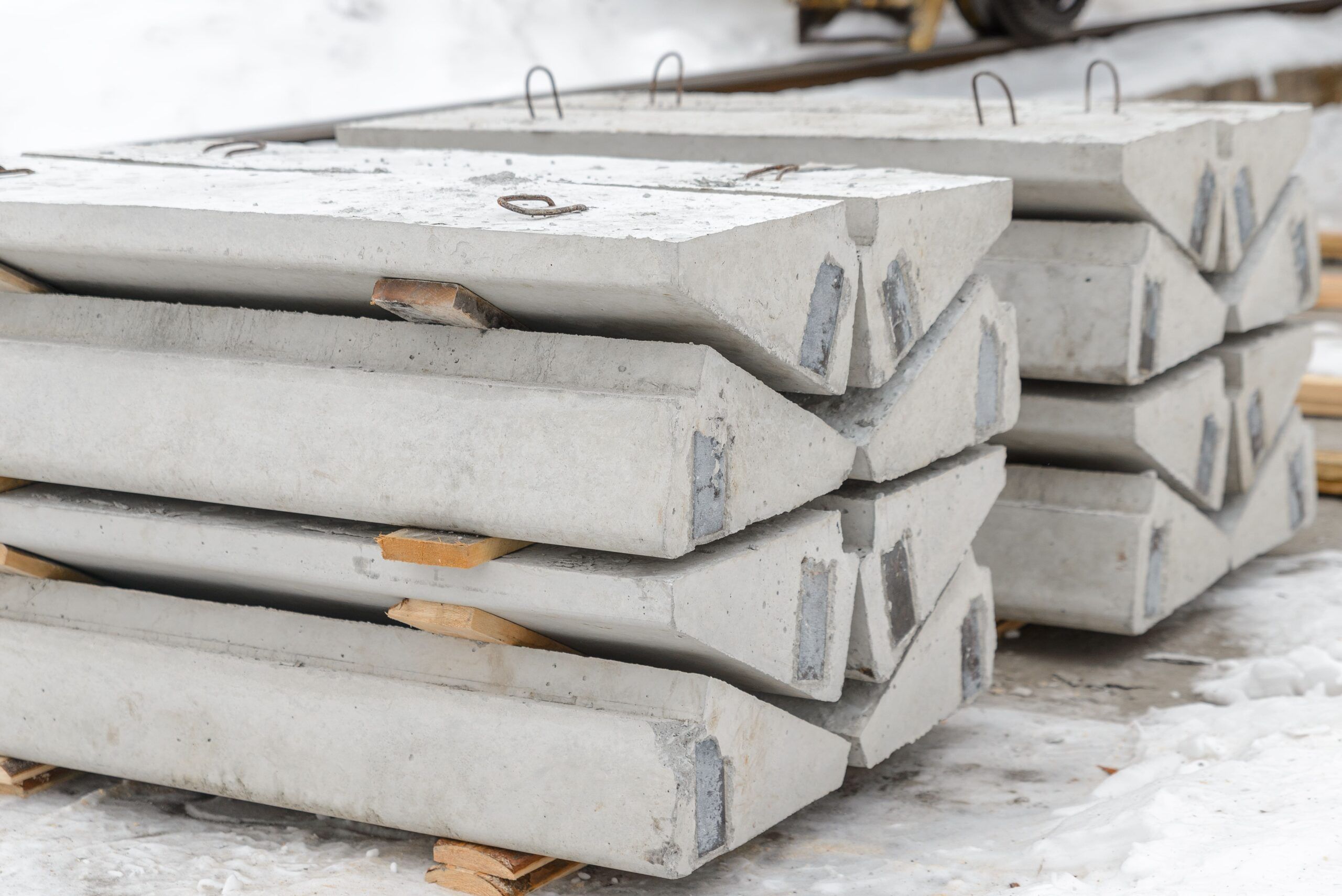 Precast concrete steps Quebec showing durable, factory-made concrete stair elements designed for fast on-site installation in residential and commercial buildings, offering weather resistance, low maintenance, and customizable shapes and sizes.